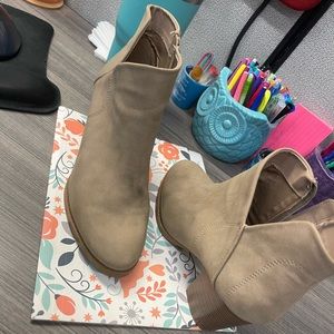 Women’s Qupid Tan Ankle Boots 10